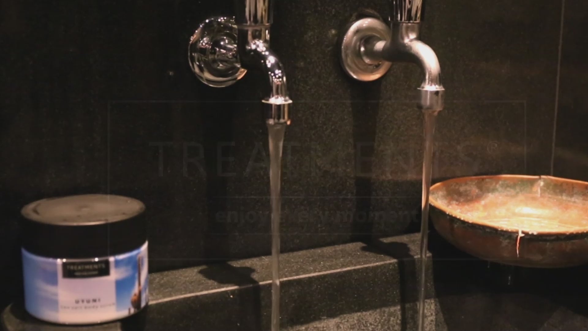 Load video: Uyuni Body Scrub OilInspired by the world’s purest salt desert. Smooth. Hydrate. Illuminate.